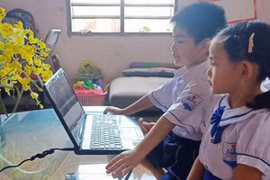 Em Lưu Nguyễn Tuấn Kiệt đang học online tại Lệ Thủy, Quảng Bình với sự hỗ trợ của người bà con. 