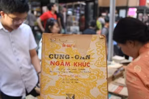 Sách giáo khoa Cung oán ngâm khúc của dịch giả Văn Bình Tôn Thất Lương, xuất bản năm 1973 trong đường sách Nguyễn Văn Bình, TPHCM. Ảnh minh họa (từ VNE) 