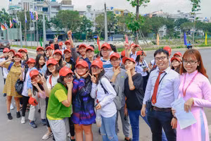 Sinh viên Trường ĐH Văn Lang trong chuyến đi thực tập. Ảnh: C.Chương