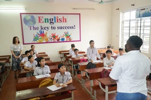 Ngoài dạy tiếng Anh cho người dân, CLB còn hỗ trợ giao tiếp tiếng Anh cho học sinh và giáo viên tại Nam Đàn, Nghệ An.