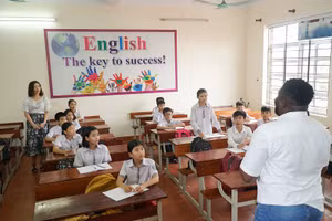 Ngoài dạy tiếng Anh cho người dân, CLB còn hỗ trợ giao tiếp tiếng Anh cho học sinh và giáo viên tại Nam Đàn, Nghệ An.