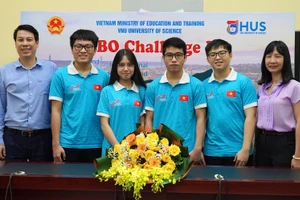 Đội tuyển Olympic Tin học quốc tế năm 2021 chụp ảnh cùng thầy cô huấn luyện và đại diện lãnh đạo Bộ GD&ĐT. 