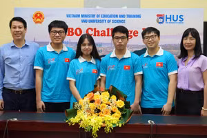 Đội tuyển Olympic Tin học quốc tế năm 2021 chụp ảnh cùng thầy cô huấn luyện và đại diện lãnh đạo Bộ GD&ĐT. 