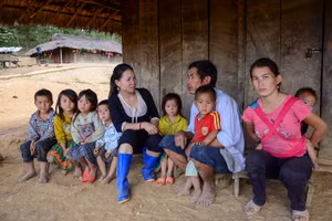 Để có học sinh, giáo viên miền núi phải đến từng gia đình tuyên truyền, vận động. Ảnh: TG