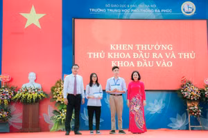 Trường THPT Đa Phúc trao thưởng cho thủ khoa đầu vào và đầu ra.