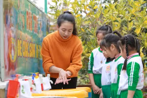 Giáo viên Trường Mầm non Bảo Ninh hướng dẫn học sinh rửa tay bằng xà phòng.