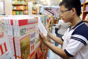 Nhiều sách tham khảo Ngữ văn với nội dung na ná như nhau. Ảnh: ITN