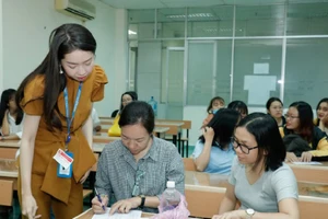 Thí sinh làm thủ tục dự thi cao học tại Trường ĐH Công nghiệp TPHCM.