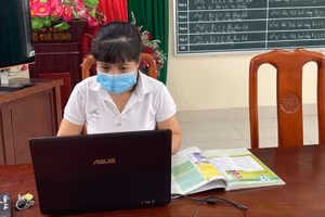 Thầy cô trong khu cách ly (Bắc Giang) dạy học trực tuyến miễn phí cho HS.