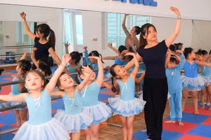 Giờ học năng khiếu tại Trường Mầm non Thanh Xuân, thị xã Hoàng Mai, Nghệ An.