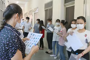 Thí sinh chuẩn bị vào phòng thi trong Kỳ thi tốt nghiệp THPT năm 2020. Ảnh minh họa