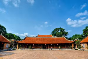 Quốc Tử Giám ở bên cạnh Văn Miếu được coi là trường đại học đầu tiên ở Việt Nam. Ban đầu, trường chỉ dành riêng cho con vua và con các bậc đại quyền quý (nên gọi tên là Quốc Tử). Ảnh minh họa