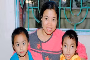 Chị Nguyễn Thị Định và đứa con bị bệnh (bìa phải) đã 15 tuổi.