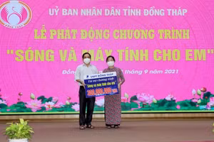 VNPT Đồng Tháp hỗ trợ 300 triệu đồng cho Chương trình Sóng và máy tính cho em. 