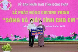 VNPT Đồng Tháp hỗ trợ 300 triệu đồng cho Chương trình Sóng và máy tính cho em. 