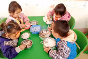 Bữa ăn bán trú của trẻ tại điểm lẻ Trường Mầm non Hoa Mai (Yên Châu, Sơn La).