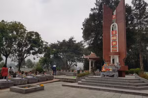 Tổ chức tìm hiểu và vệ sinh nghĩa trang liệt sĩ – cách giáo dục truyền thống của nhiều nhà trường. Ảnh: NTCC