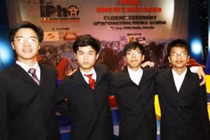 Dự IPhO 2008, Đỗ Hoàng Anh, Huỳnh Minh Toàn, Nguyễn Đức Minh, Nguyễn Tất Nghĩa (trái sang) cùng đoạt 4 HCV cho Việt Nam. Ảnh: Việt Dũng