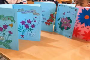 Những tấm thiệp học sinh Trường PTDTBT Tiểu học Phìn Hồ, huyện Nậm Pồ (Điện Biên) tự tay làm hết sức đơn giản nhưng mang thông điệp riêng đầy giá trị.