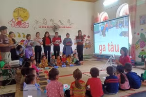 GV Trường MN Lùng Phình 2 (Bắc Hà – Lào Cai) triển khai ứng dụng công nghệ thông tin vào bài giảng. Ảnh: NTCC