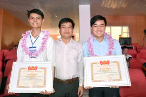 PGS.TS Nguyễn Trường Thịnh (giữa) và 2 SV xuất thân tại Open Lab nhận giải thưởng SV NCKH năm 2020. Ảnh: Công Chương