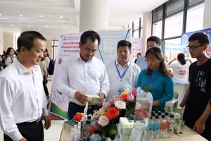 Ông Trịnh Việt Hùng thăm các gian trưng bày sản phẩm tại Ngày hội khởi nghiệp đổi mới sáng tạo tỉnh Thái Nguyên năm 2020.