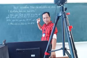 Thầy Thạch Sa Quên, giáo viên Trường THPT Cầu Ngang A (Trà Vinh) vừa dạy trực tuyến, vừa bồi đắp kiến thức cho HS.