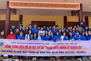 Học sinh Trường THPT Trần Phú tham gia hành trình về nguồn, đến với các “địa chỉ đỏ” tại Đà Nẵng. 