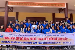 Học sinh Trường THPT Trần Phú tham gia hành trình về nguồn, đến với các “địa chỉ đỏ” tại Đà Nẵng. 