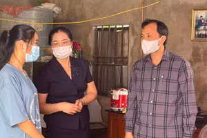 Ông Hoàng Trung Dũng thăm và động viên một trường hợp học sinh khó khăn tại huyện Thạch Hà (Hà Tĩnh).