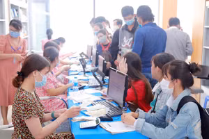 Sinh viên Trường ĐH Công nghiệp Thực phẩm TPHCM nộp học phí theo định kỳ.