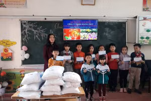 Quỹ khuyến học dòng họ Triệu ở làng Trí An (xã Nam Hoa, huyện Nam Trực) trao học bổng cho học sinh nghèo.