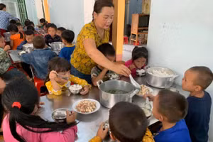 Học sinh được chăm sóc bữa ăn tại điểm trường thuộc Trường PTDTBT TH Lùng Tám (Quản Bạ - Hà Giang). Ảnh: TG