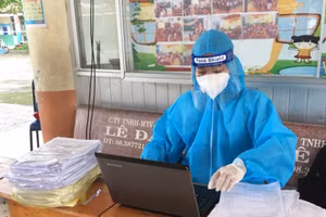 Giáo viên Trường Tiểu học Phạm Văn Hai (TPHCM) tham gia hỗ trợ phòng chống dịch Covid-19.