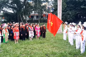 Hành trình về nguồn, hát Quốc ca tại Đình Hồng Thái lịch sử của học sinh Trường THCS Tân Trào.