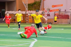 Trẻ sẽ tăng khả năng tập trung hơn thông qua các trò chơi và hoạt động thể chất. Ảnh: Ngọc Trang.