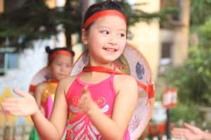 Chăm sóc và giáo dục trẻ em cần phối hợp giữa nhà trường, gia đình, xã hội. Ảnh: TG.