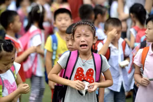 Trẻ thường gặp nhiều áp lực tâm lý khi trở lại trường lớp sau kỳ nghỉ. Ảnh minh họa.