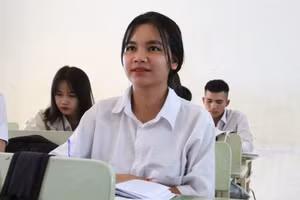 Mặc dù, cuộc sống khó khăn, nhưng Y Thay luôn cố gắng để học con chữ với hy vọng thoát nghèo.