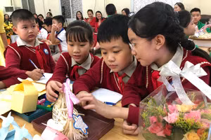 Nhóm học sinh Trường Tiểu học Bạch Đằng trình bày sản phẩm.