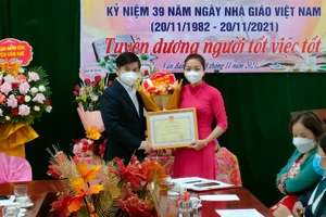 Thừa ủy quyền, ông Nguyễn Tân Sơn - Phó Chủ tịch UBND huyện Cẩm Khê trao Bằng khen của Bộ trưởng Bộ GD&ĐT cho cô giáo Chang.