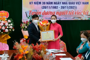 Thừa ủy quyền, ông Nguyễn Tân Sơn - Phó Chủ tịch UBND huyện Cẩm Khê trao Bằng khen của Bộ trưởng Bộ GD&ĐT cho cô giáo Chang.