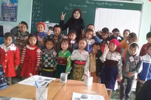 Cô Bình và học trò của mình. Ảnh: NVCC