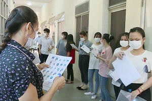 Thí sinh chuẩn bị vào phòng thi trong Kỳ thi tốt nghiệp THPT năm 2020. Ảnh minh họa