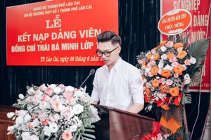 Em Thái Bá Minh trong lễ kết nạp Đảng viên. Ảnh: NVCC