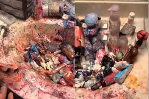 Hai cô con gái im lặng bất thường, mẹ vào xem rồi "chết đứng"