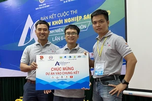 Nhóm bạn trẻ Nguyễn Đình Tuấn với mô hình nuôi tôm áp sát thành phố lọt vào chung kết dự án khởi nghiệp. Ảnh: NVCC