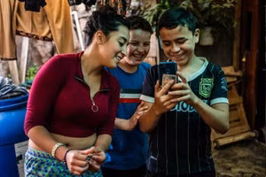 Các con của bà Vásquez nhận điện thoại của mẹ gọi về hỏi thăm việc học hành.