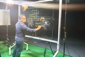 Giảng viên Trường ĐH Sư phạm TPHCM sử dụng bảng xuyên thấu - Lightboard dạy học trực tuyến.