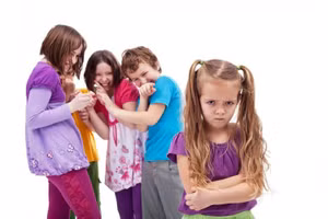 Trẻ sẽ có được tình bạn lâu bền, tránh tổn thương nếu biết vượt qua hiệu ứng đám đông. Ảnh minh họa.